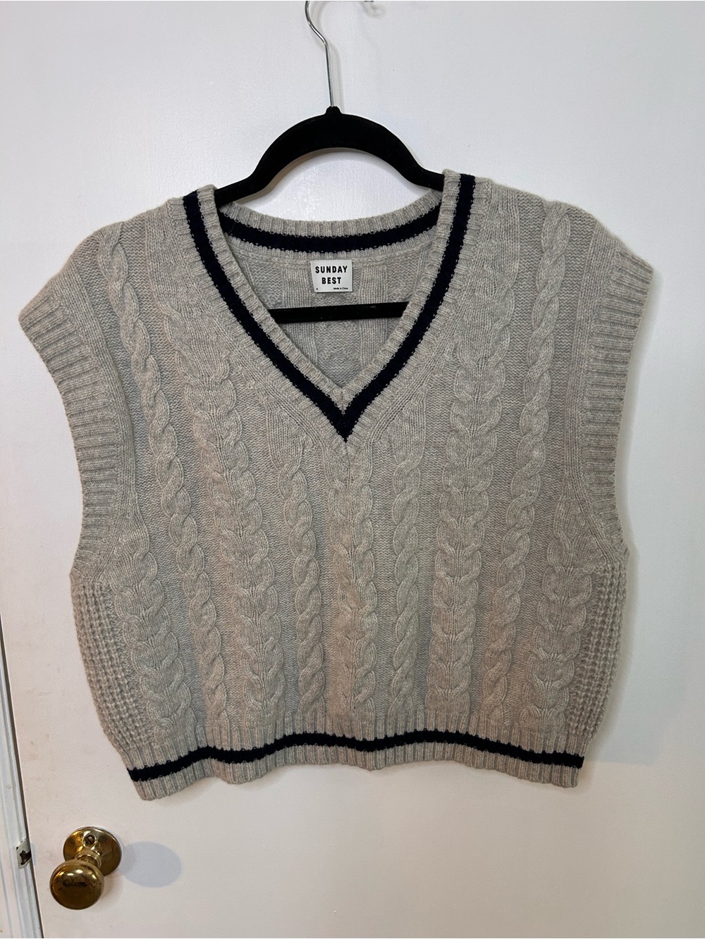 SUNDAY BEST GRAY CABLE KNIT V-NECK SWEATER VEST W/ NAVY TRIM SZ MED